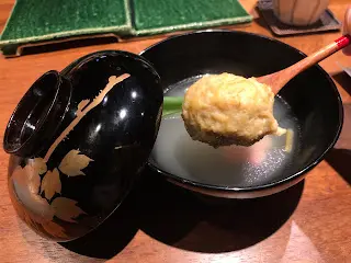 雞清湯配雞肉丸子