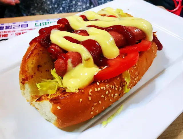麵包鬆軟.有蕃茄片還有兩條熱狗腸足料加沙律醬.😋🤗🤗🤗