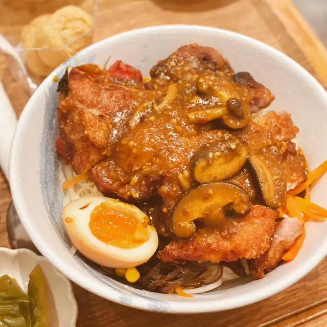 沙茶厚豚及夜市小香腸配四色乾拌麵