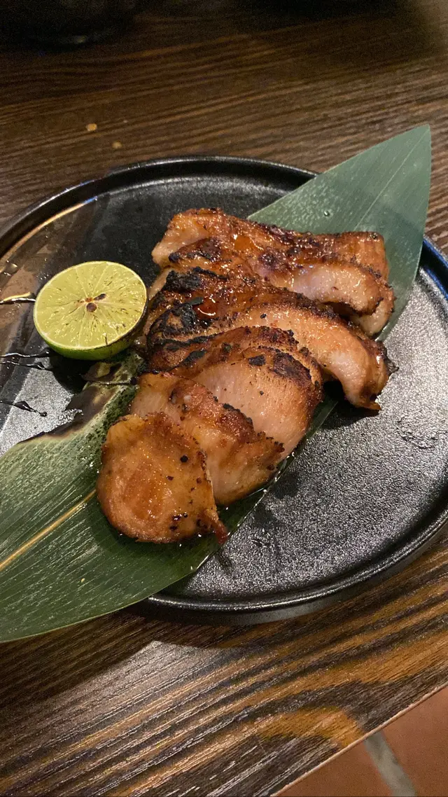 即烤叉燒，蜜汁再加上青檸汁，酸酸甜甜嘅感覺非常有驚喜！