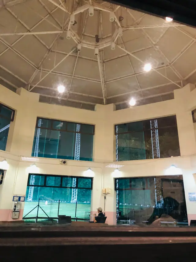 能看到別人打高爾夫球呢!