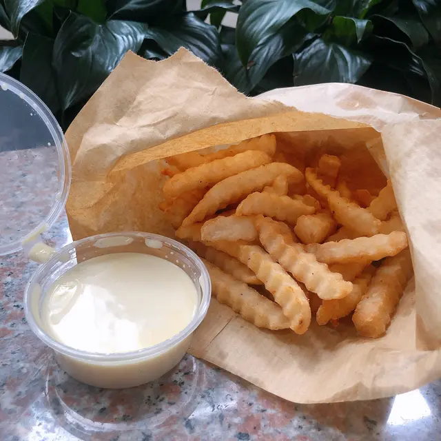 邪惡白車打芝士醬配香脆厚切薯條