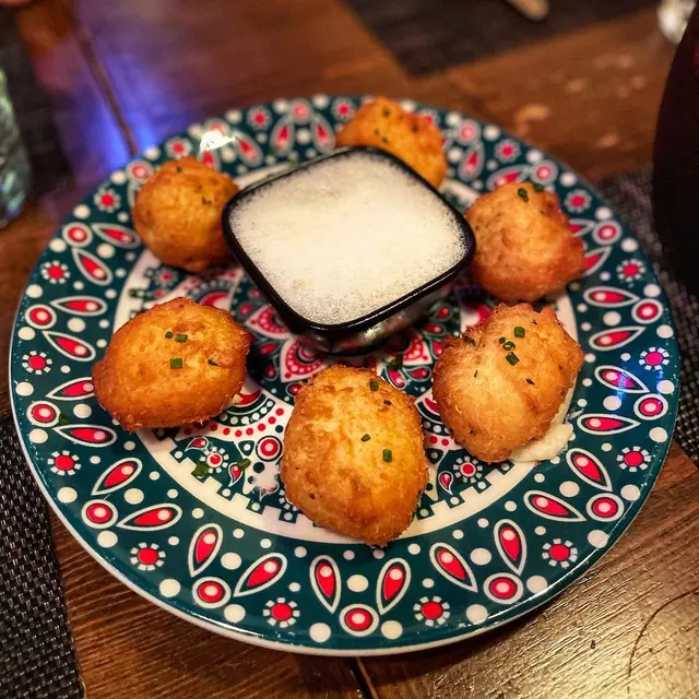 脆炸鱈魚球配蜜糖泡沫