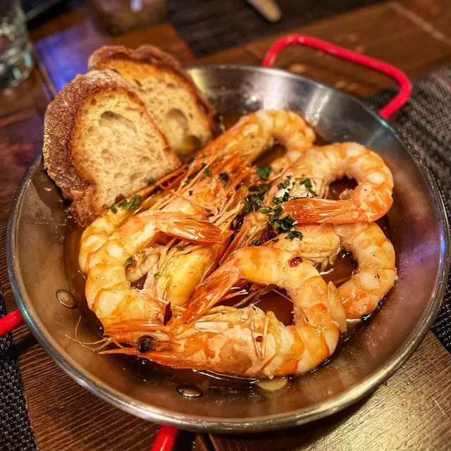 初榨橄欖油浸香蒜海蝦配香脆多士