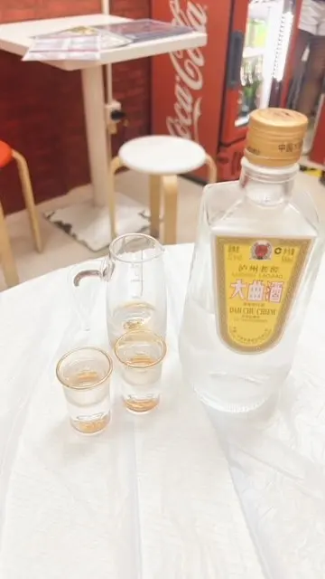 老板娘比左一小杯我地試下, 好有風味