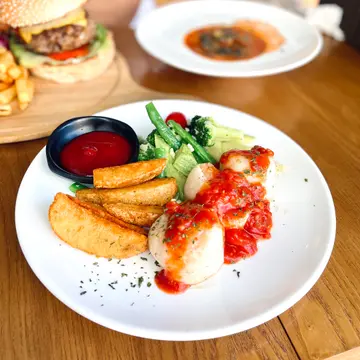 鲜虾龙脷鱼卷配蕃茄汁 