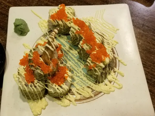 牛油果軟殼蟹卷