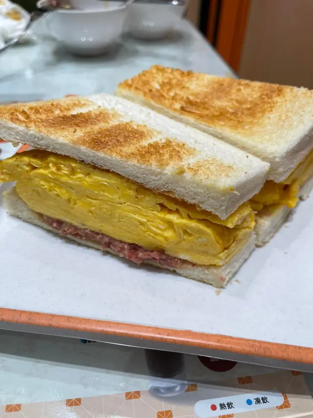 我個人唔食牛,老公就一個人食晒!佢話咁多款最Buy呢款!滑蛋充滿蛋香,加上剛剛煎好嘅鹹牛肉,淨係睇見都令人食指大動!足足有起碼5寸厚,一啖咬落去,肉汁四射。老公表示:媽呀!好正呀!