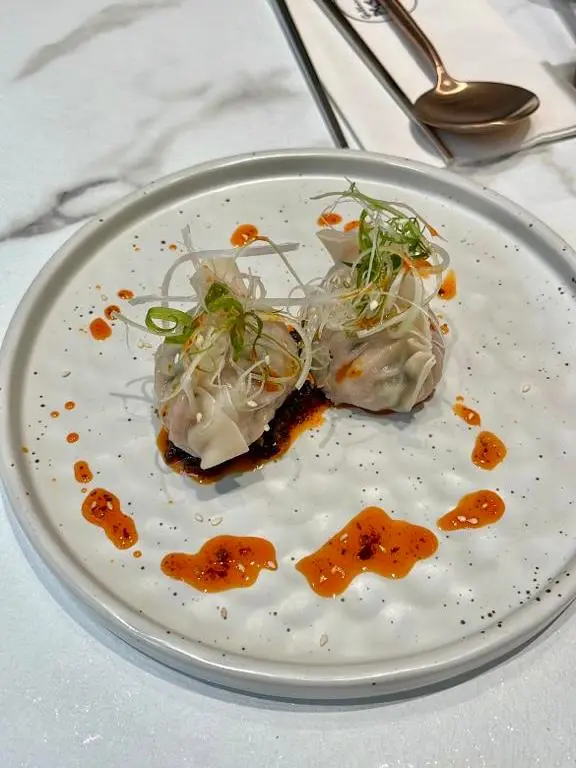 正所謂一餐餃子宴，嚐遍天下鮮！剛剛上碟嘅餃子晶瑩通透，配上鮮艷惹味嘅紅油，食慾大增！餃子味道非常鮮美！對於嗜辣人士而言，如果紅油再火辣啲就PERFECT池啦！