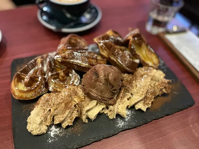 伯爵茶忌廉、楓糖漿朱古力雪糕窩夫