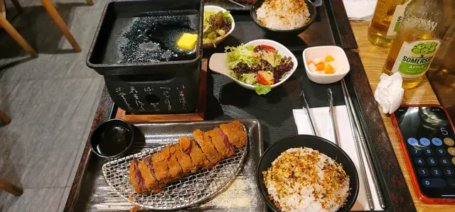 專程黎食石燒牛，落單時問過waiter話1成熟上菜，話和牛油花多啲。食左1舊發現完全無牛味，un，再食第2舊試真啲，真係唔知自己咬緊乜肉，再望舊肉完全無油花，叫老公試，大家感覺一樣無味