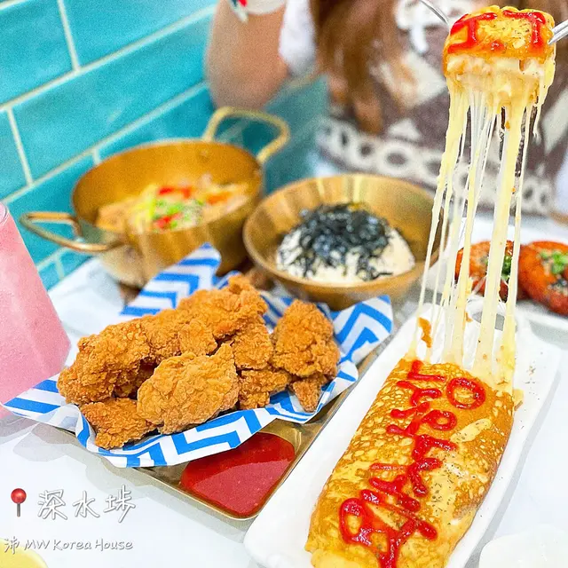 芝士嘅份量，完全可以用「誇張」嚟形容🤣切開蛋餅，芝士味濃香🧀