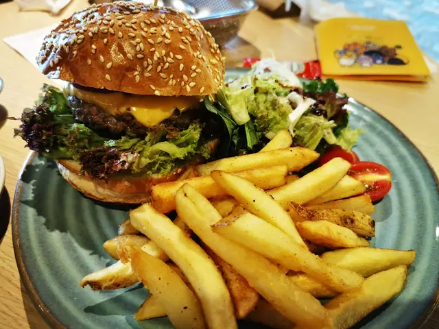 經典手打牛肉芝士漢堡配薯條