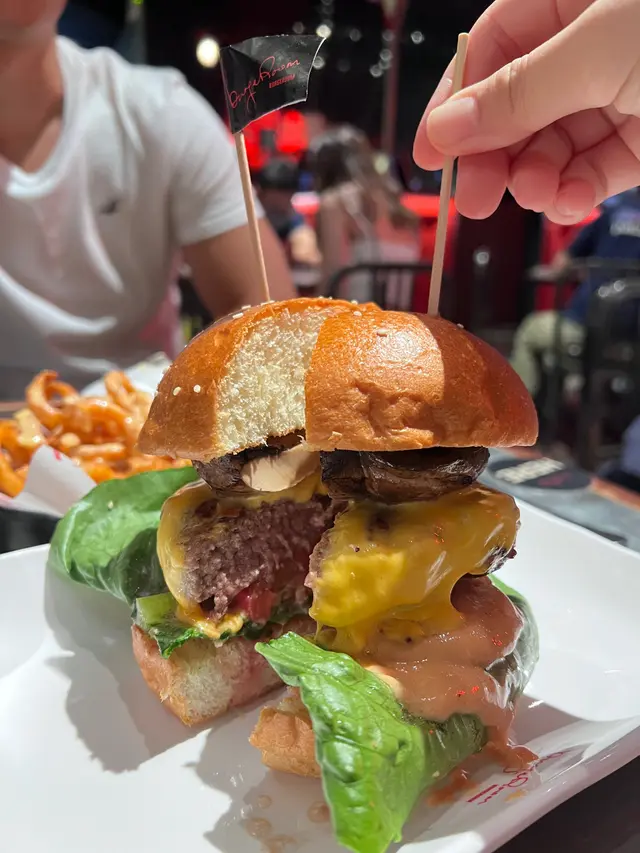 大烤菇芝士牛肉漢堡