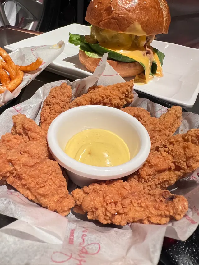 香辣單骨雞翼配蜜糖芥末醬