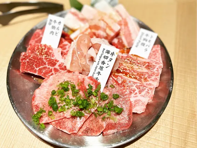 牛肋肉/ 牛舌 /牛胸腹/ 豚肉燒/ 豚五花/雞腿肉,塩/燒肉汁 /蘋果味噌 /月見松露醬汁
