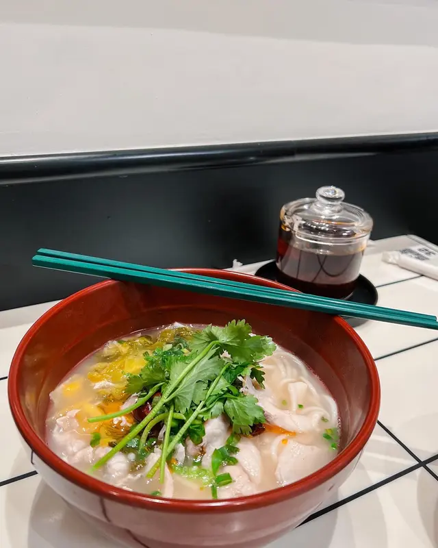 酸菜脆鯇魚湯米線