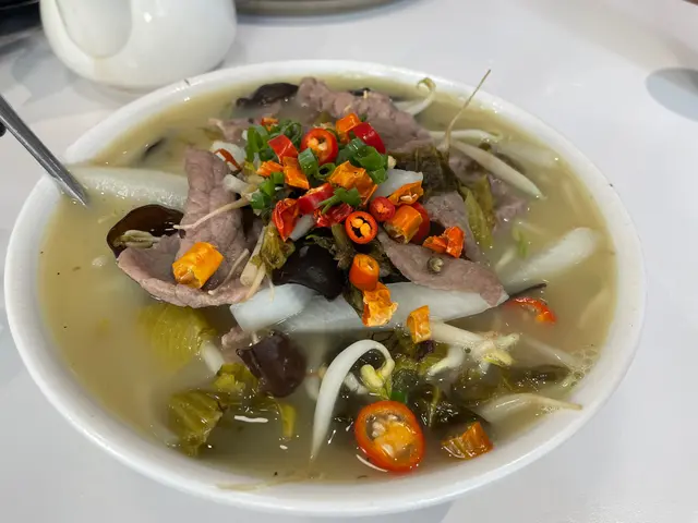 中式午市湯粉 .招牌酸菜湯 .米線 .鮮牛肉.