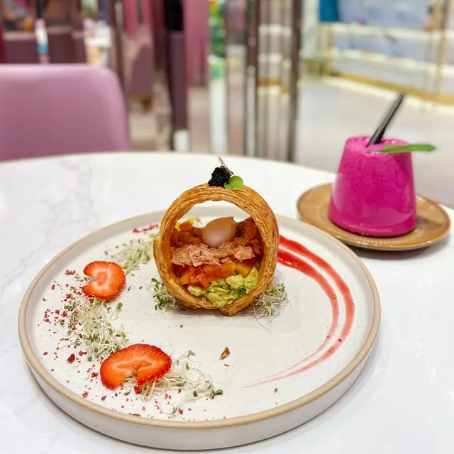 自家製酥皮黑魚籽牛油果煙三文魚水牛芝士波波他他