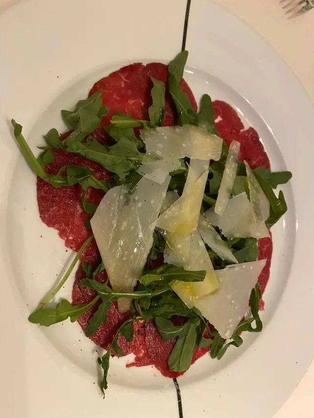 安格斯牛肉薄片伴火箭菜及芝士