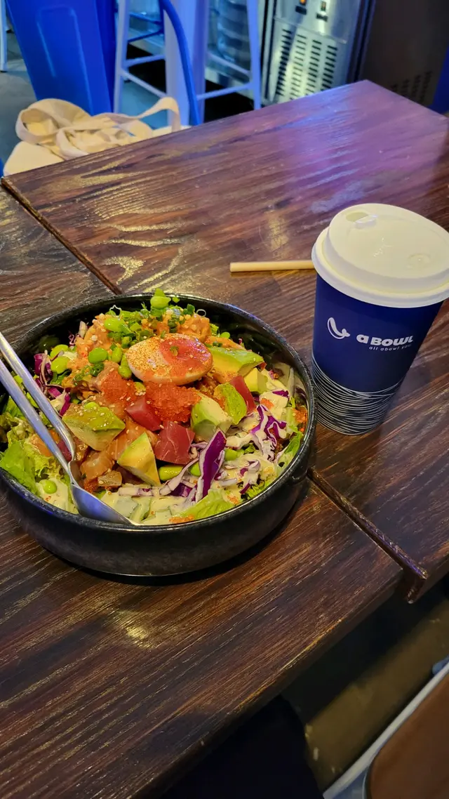 韓式辣三文魚配自家製泡菜和日式柚子牛油果刺身壽司飯