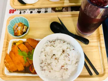 日式咖喱吉列豬扒 + 前菜 + 藜麥紅米飯 + 凍洛神花茶
