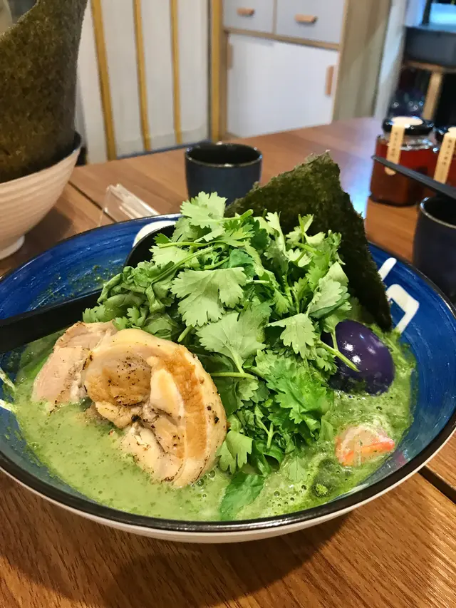 芫茜豬骨湯拉麵