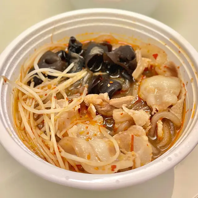 皇牌辣酒湯配豬腩片紅薯粉