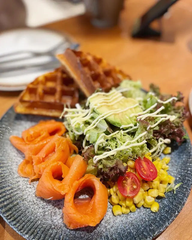 煙三文魚牛油果配窩夫