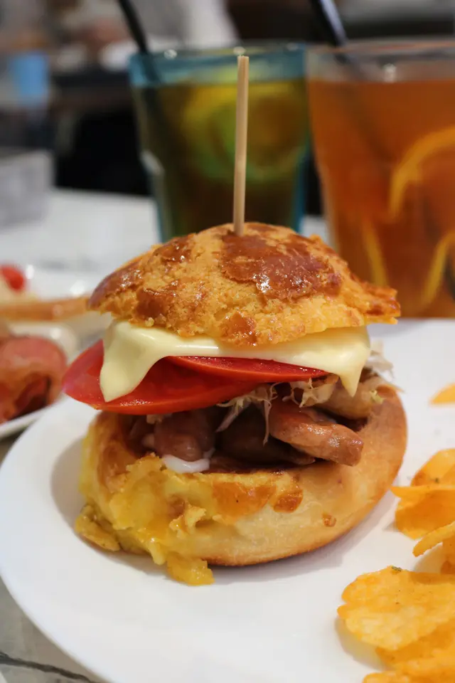 芝士雞肉菠蘿包漢堡 