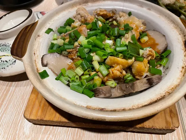 北菇滑雞煲仔飯