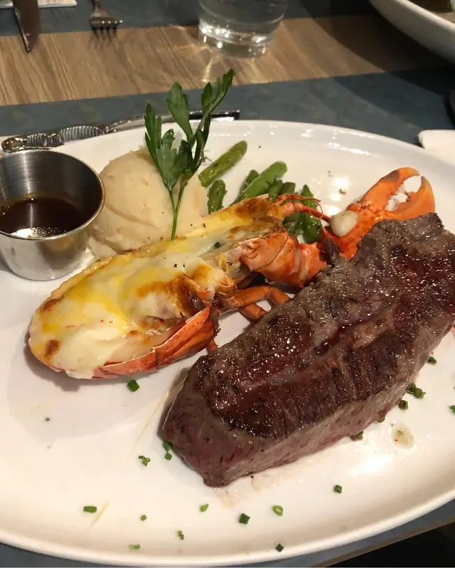 芝士焗龍蝦配SRF牛扒