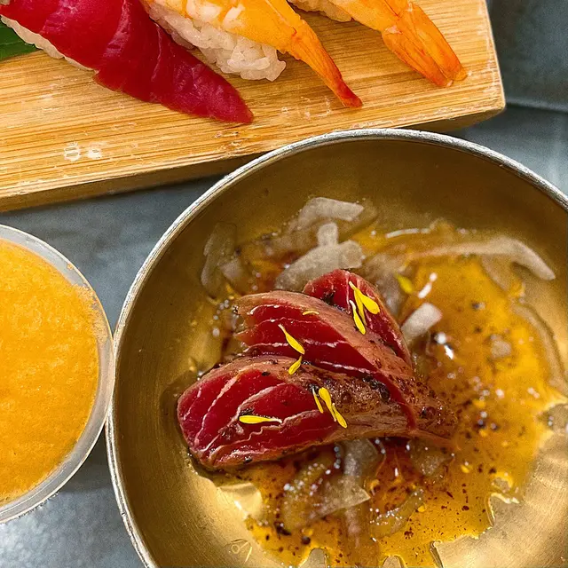 淨係個賣相都已經令人食慾大增😆厚切吞拿魚，口感十足！旁邊嘅醬汁好開胃✨