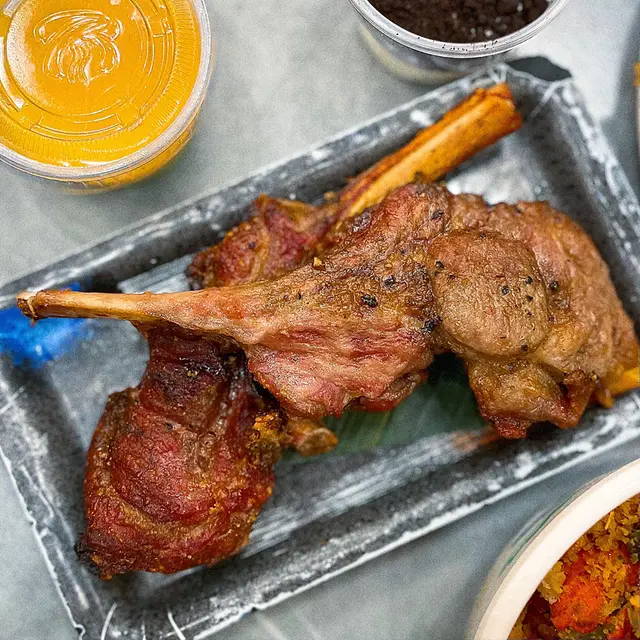 每次食放題都一定要食羊肉😌羊鞍厚實，冇羶味，擠少少檸檬汁仲可以解膩呀！🍋