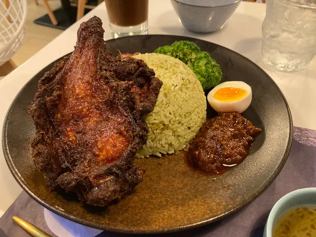 馬來生炸雞髀 配椰漿飯