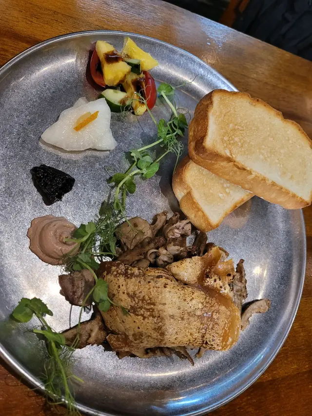 麵包極吸引,乳豬要配佢個果醬先更突出好味