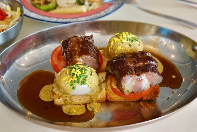 （星期六、日及公眾假期供應） 糖心蛋一切落去就流晒啲蛋漿流晒出嚟，叉燒半肥瘦配搭埋個醬汁同埋丹麥吐司Yummy😋