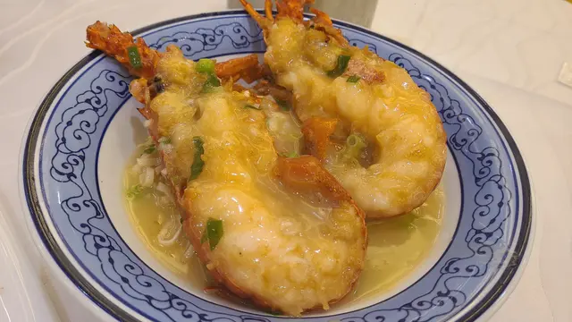 蒜茸或上湯開邊澳洲龍蝦1隻(約12兩)伊麵底