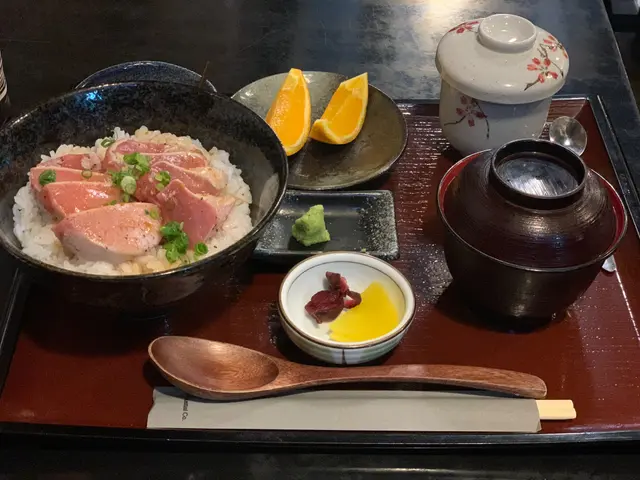 藍鮨吞拿魚扒丼飯