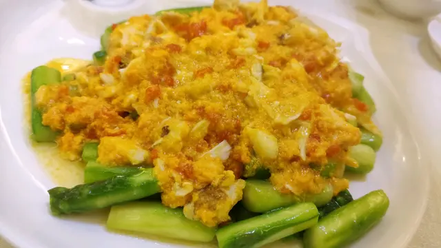 生拆蟹肉蟹膏炒蘆筍