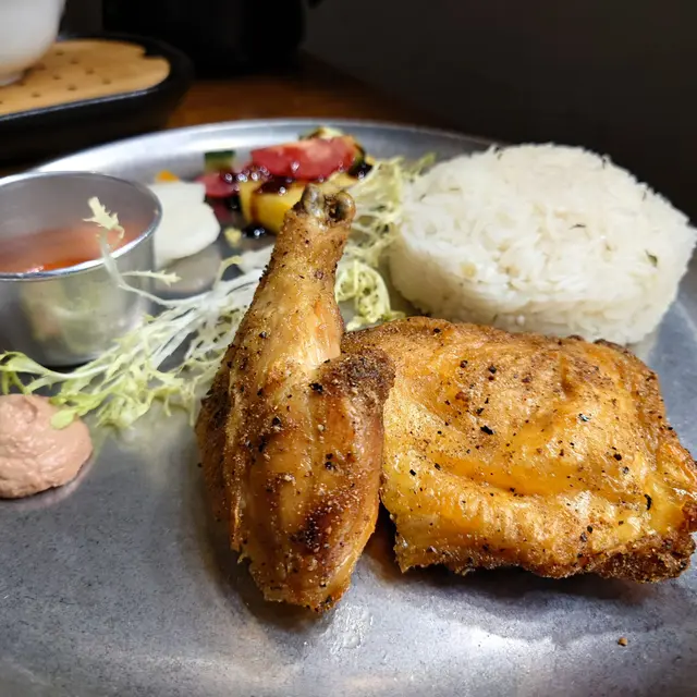 肉質有彈性鮮香應該係鮮雞 皮薄香脆
香料飯質感有D似煲仔飯 煙韌粒粒分明
配有自家醃柚子蘿蔔好好味