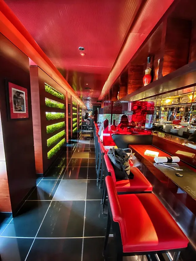 L'ATELIER係坐喺一個Bar Counter，有大概30至40個位圍住個開放式廚房