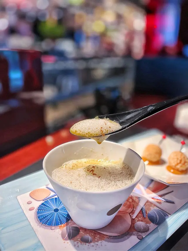 龍蝦湯飲落去鮮甜，又帶龍蝦嘅鹹香味，龍蝦肉粒咬落去結實，入面嫩滑，係我香港飲過最濃嘅龍蝦湯。