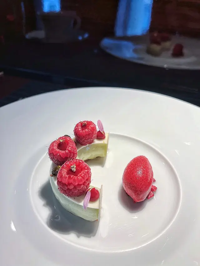 開心果慕絲入口香滑，不過食落開心果味道唔算突出，反而杏仁味比較突出，上面嘅紅桑子食落去比較酸，中和一下主菜嘅濃味。