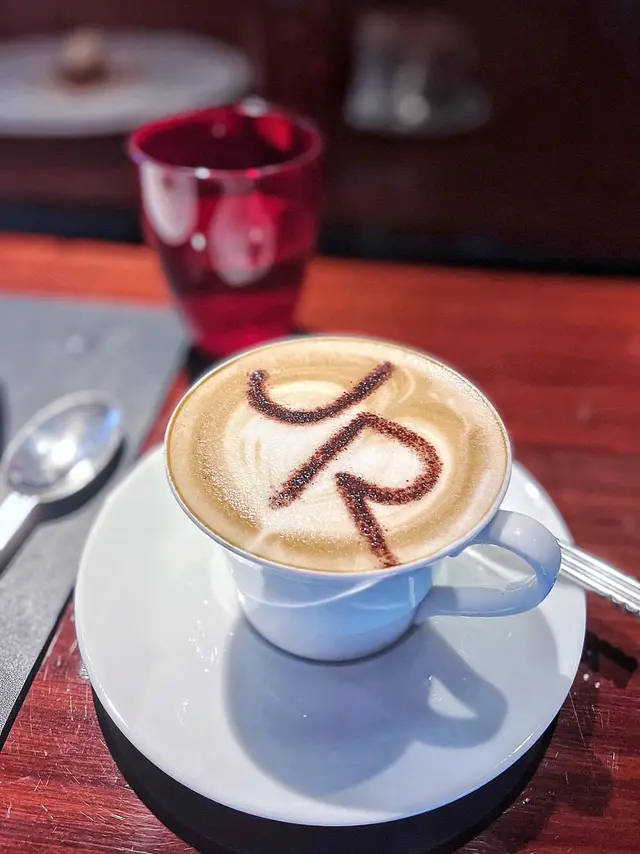 咖啡入口厚身幼滑，夠creamy，飲落去咖啡味道夠香，帶有少少甘甜，可以加上另外嘅自家製焦糖醬。