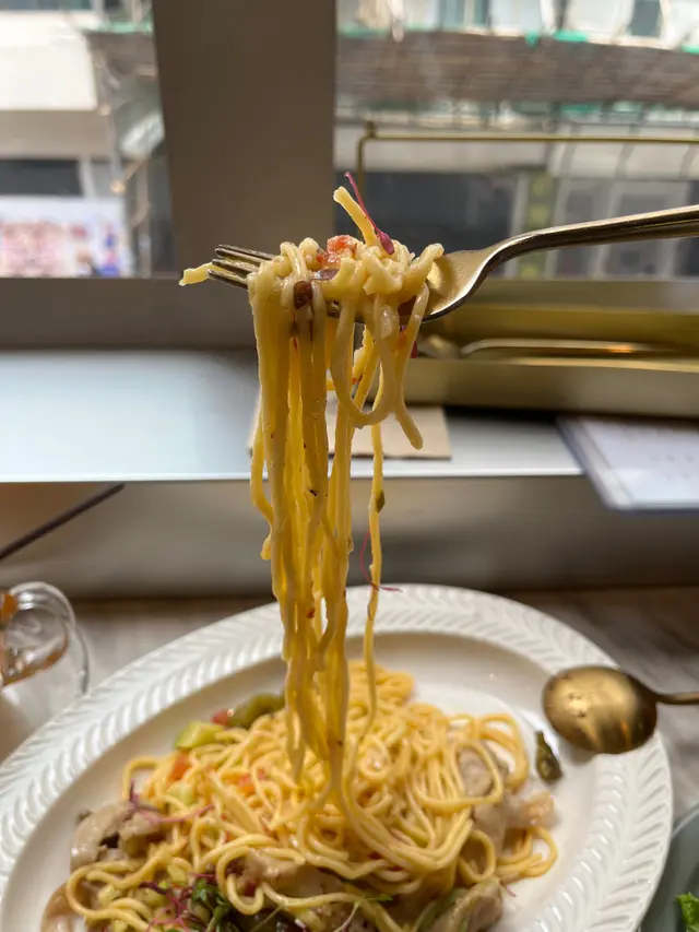 日本雞油泡椒香蒜鮑汁炒黑豚肉手工意大利粉