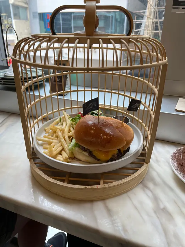 鹹蛋黃香鳳尾蝦漢堡配凱撒沙律及薯條