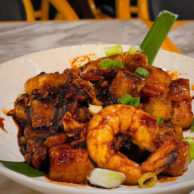 Surprise！味道較濃，喜歡食甜嘅朋友一定鍾意，蘿蔔糕、鮮蝦、少少蛋花、加上少少臘肉等細粒配料，配合得恰到好處，送飯一流。