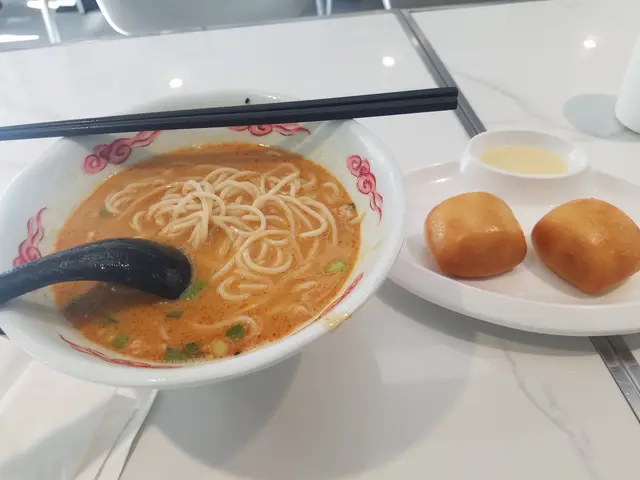 擔擔麵配炸鏝頭