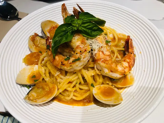 龍蝦汁意粉🍝有蜆同蝦蝦仲有d蕃茄仔。意粉硬度適中，蝦既肉質有彈性😬個人口味龍蝦汁可以濃反多d😌